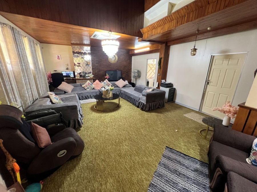 6 Bedroom Property for Sale in Irene Park North West